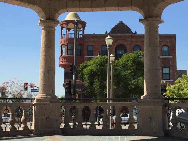 A view of a building from the top of an arch.